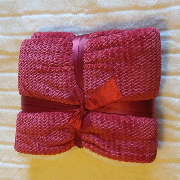 REVERSIBLE THROW - Picture 2 of 2